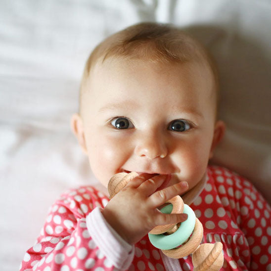 Hochet Bébé - Jouet Éveil Sensoriel Montessori | Les Petiots™