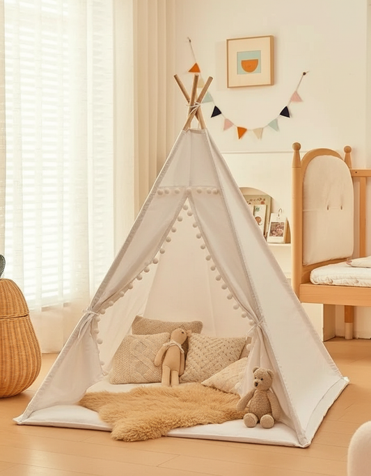 Tipi enfant installé dans une chambre lumineuse avec coussins — Les Petiots